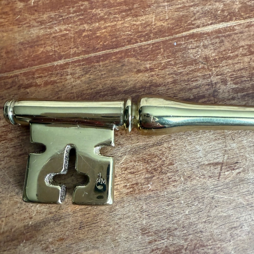 Decorative Virginia Metal Crafter Brass Key Paper Weight - Picture 6 of 9